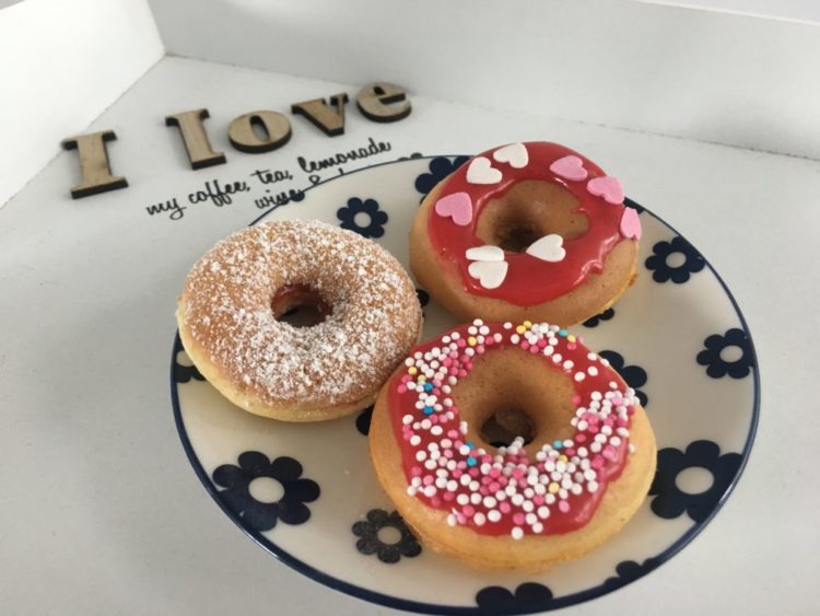 Selbstgemachte, fluffige Mini-Donuts