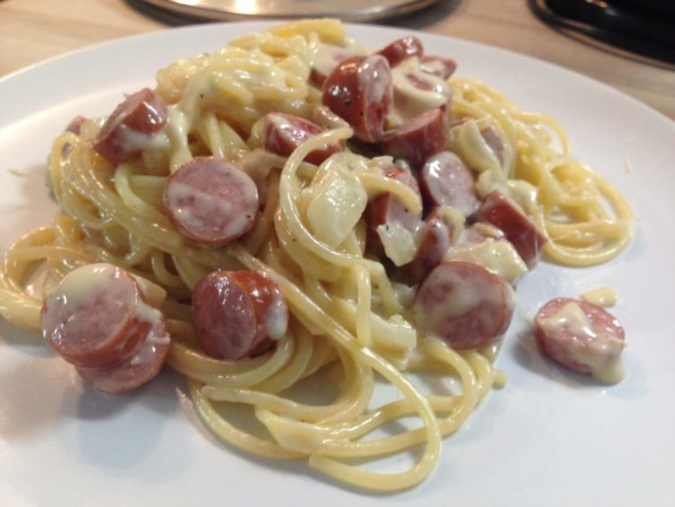 Spaghetti-Würstchen-Pfanne in cremiger Käse-Sahne-Soße